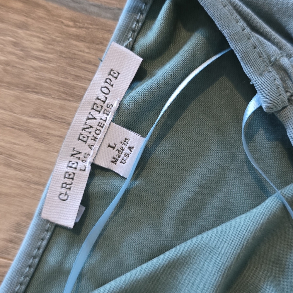 Green Envelope Green Blouse with Adjustable Shoulders - Picture 4 of 5